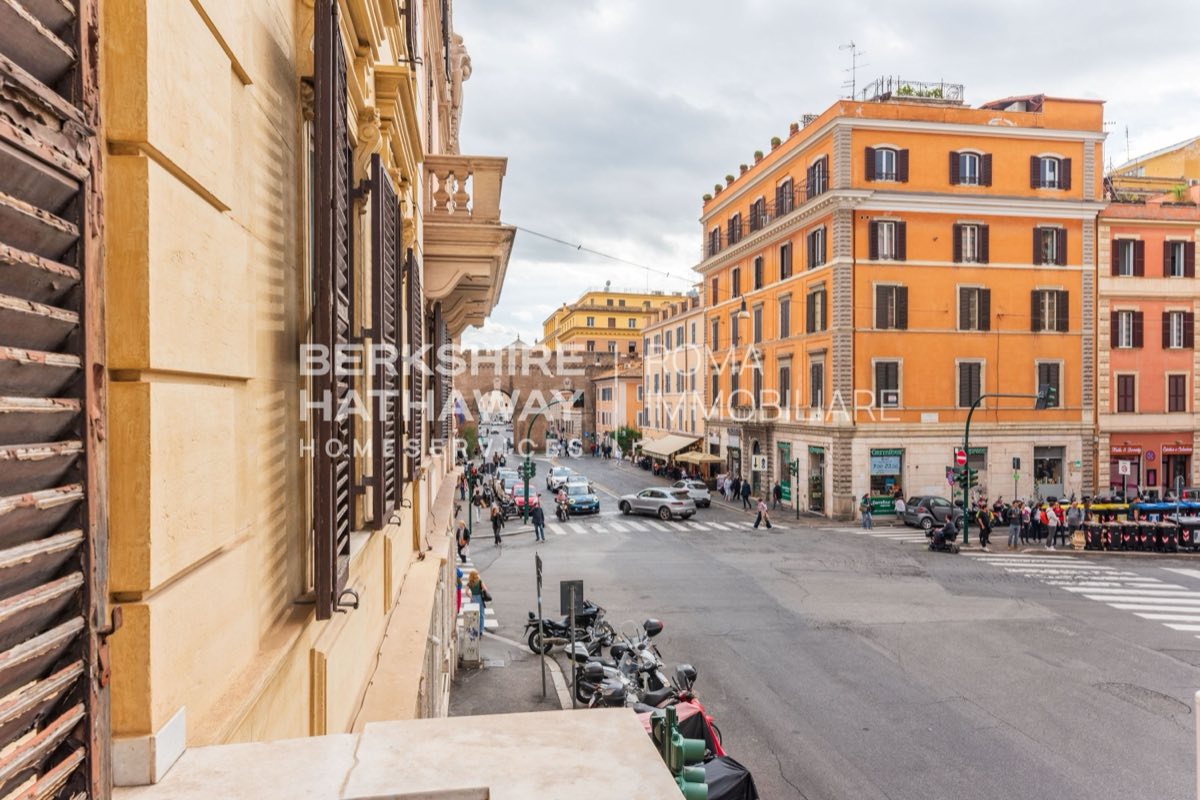 Largo di Porta Castello, fotografia 9 di 10